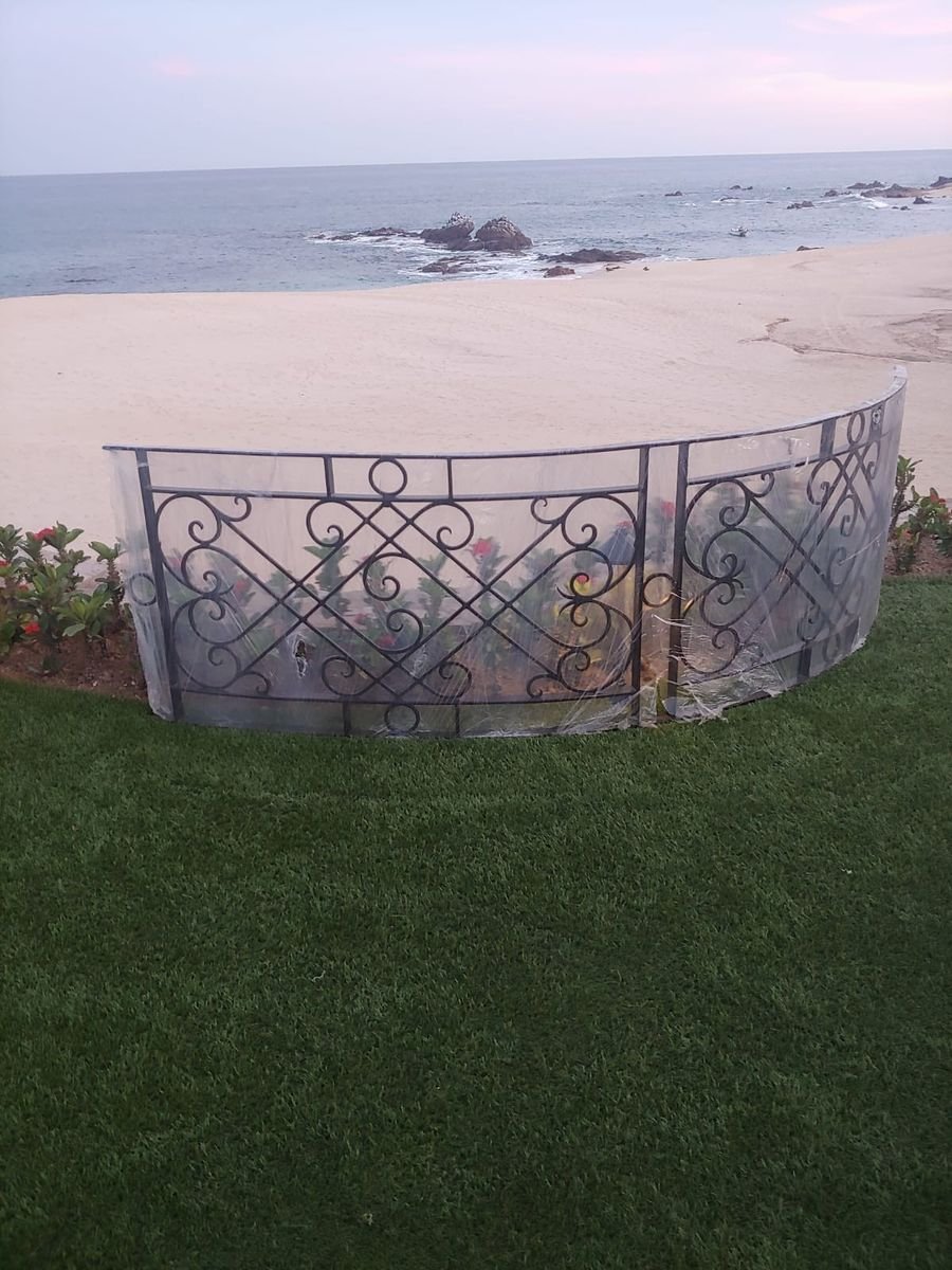 Barandal forjado curvo junto al mar