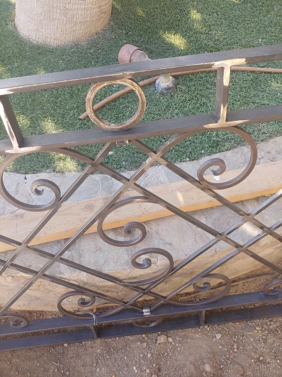 Detalle de volutas forjadas en el remate del barandal