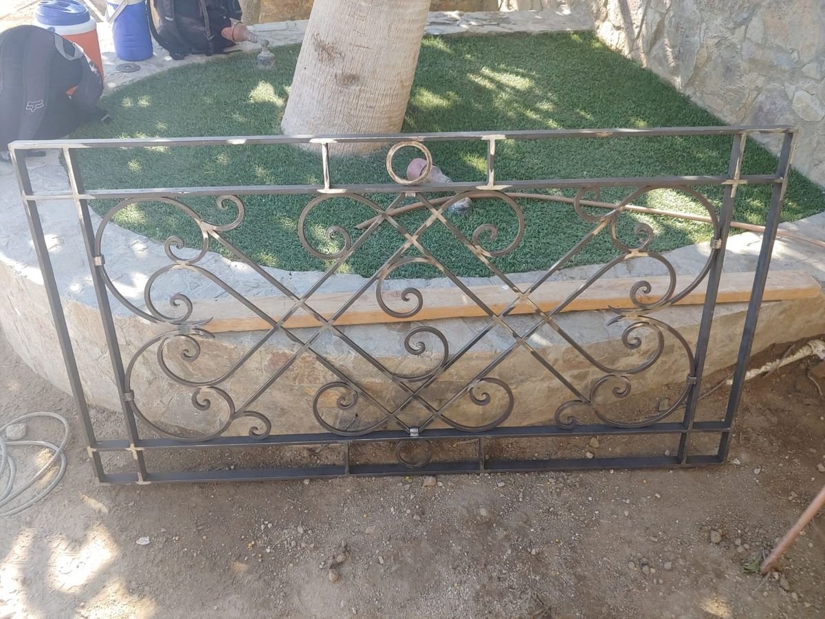 Detalle de celosía de rombos con marco forjado