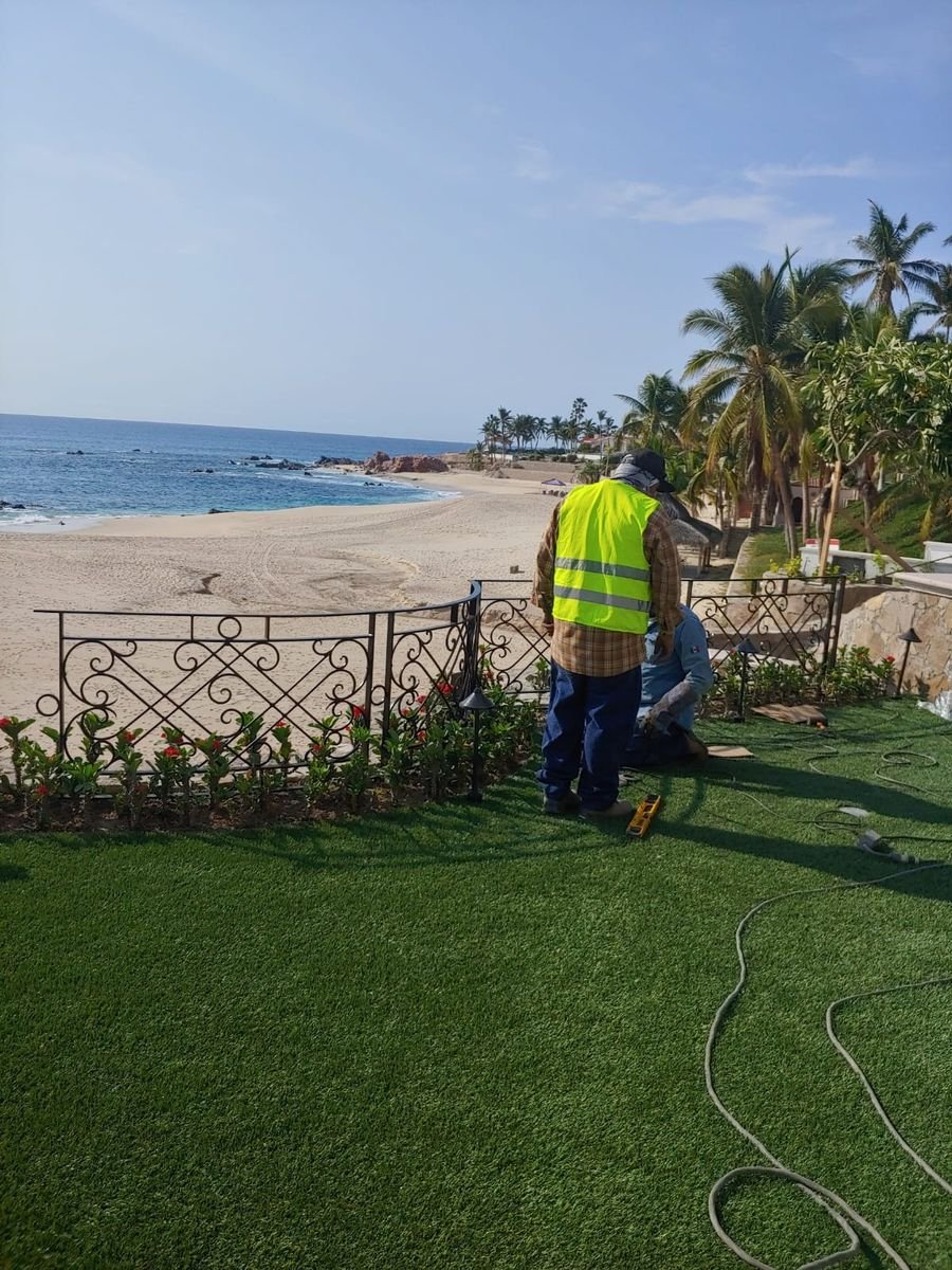 Instalación del barandal frente a la playa