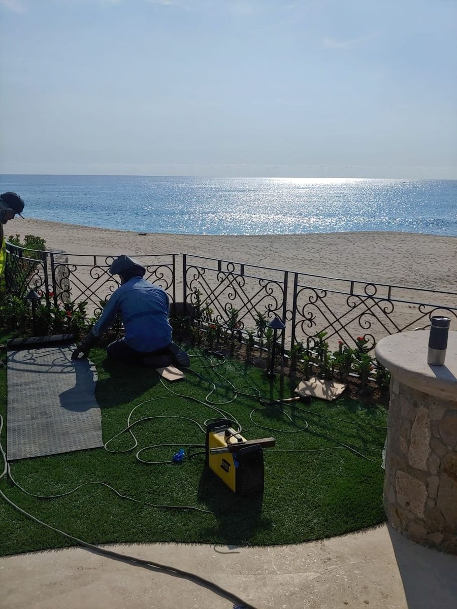 Técnico ajustando el barandal junto al mar