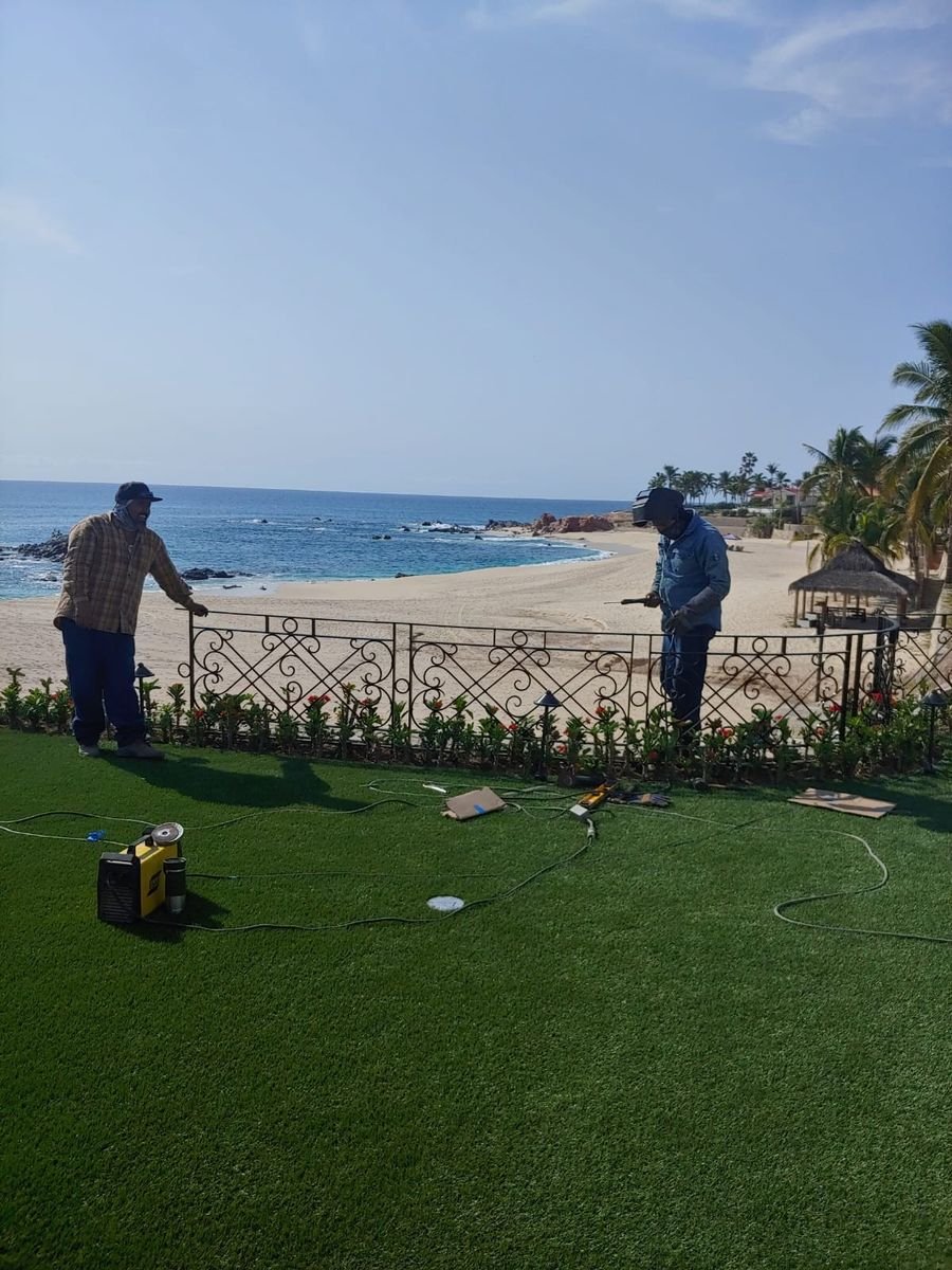 Cuadrilla instalando el barandal con vista al mar