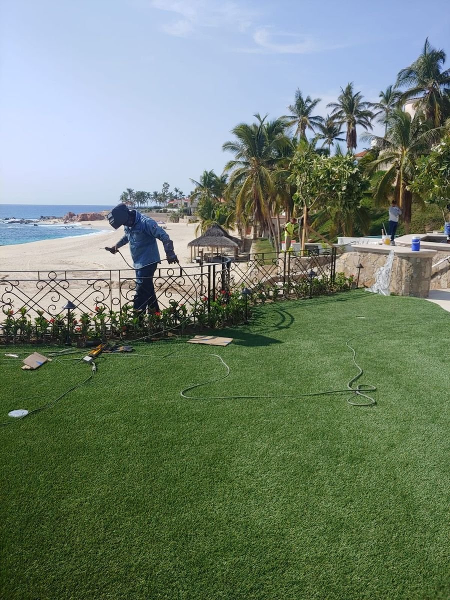 Instalación del barandal en el andador de playa