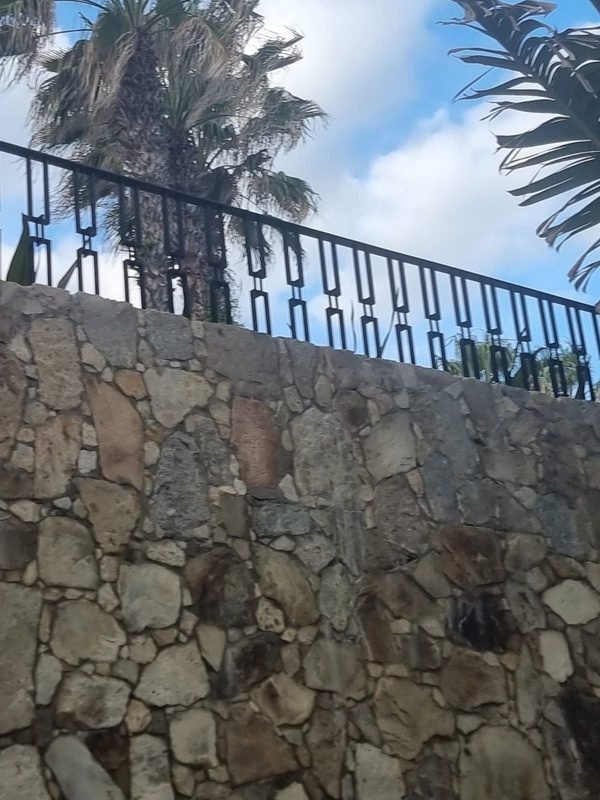 Barandal recto sobre muro de piedra