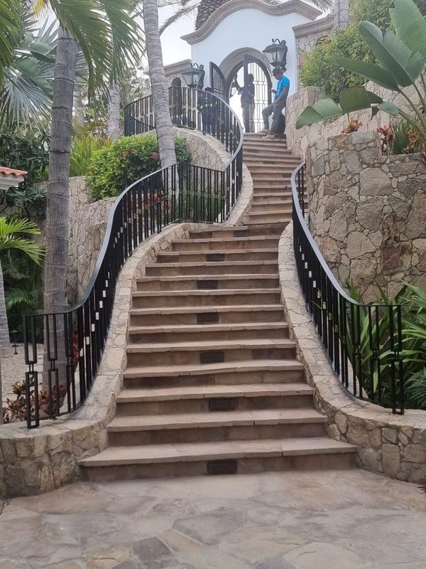 Barandal en escalera exterior de cantera