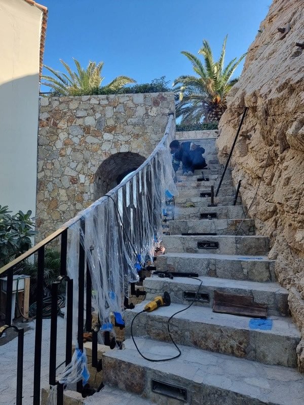 Instalación de barandal en escalera de piedra