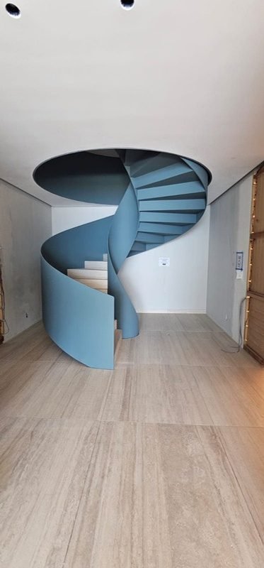 Escalera helicoidal azul en sala