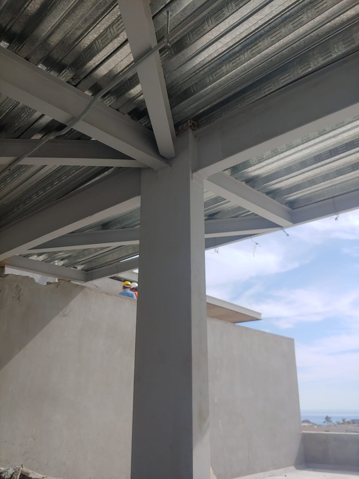 Columna de acero con vigas convergentes bajo el losacero