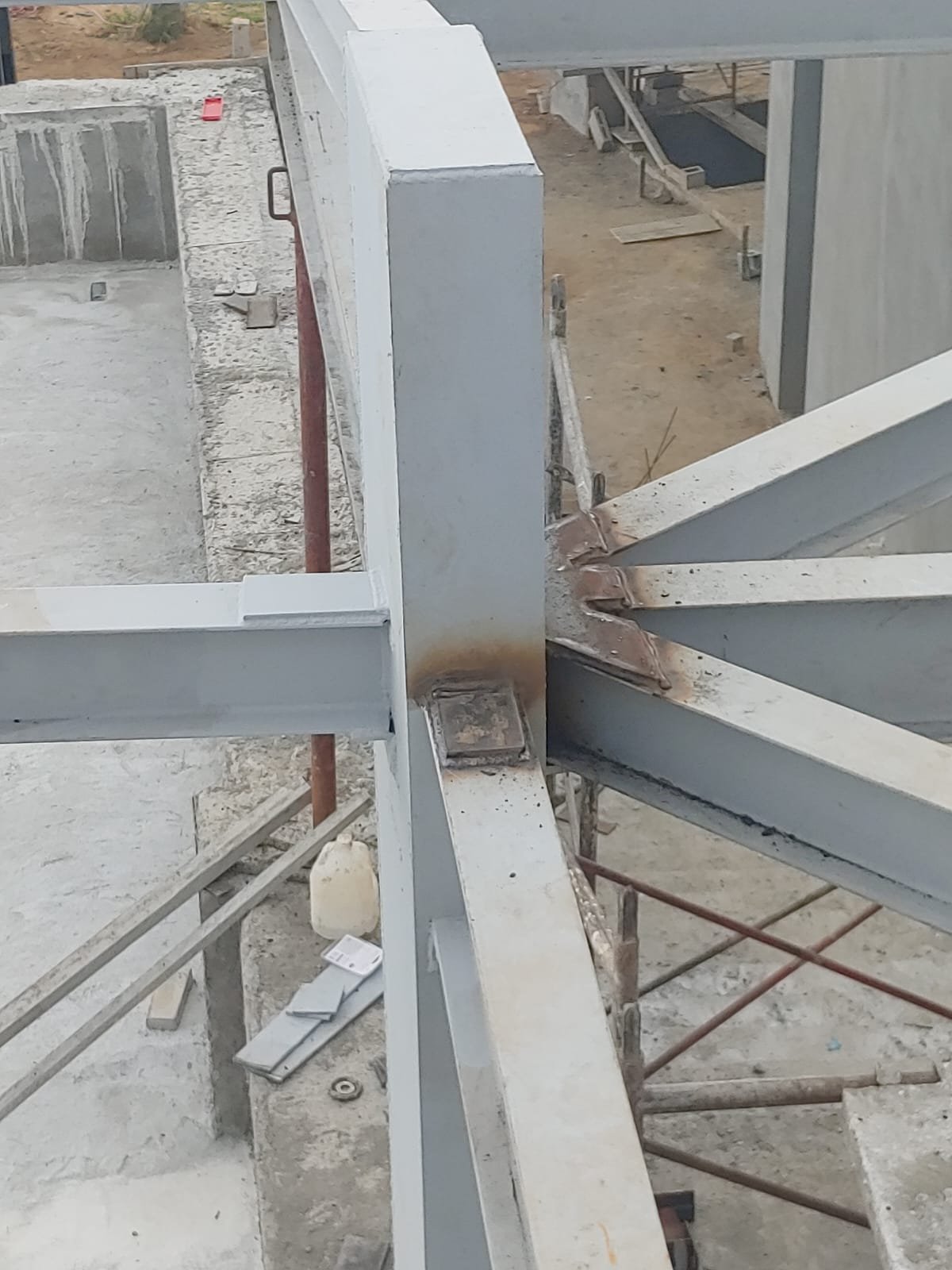 Nudo de vigas y columna soldadas y pintadas con primario