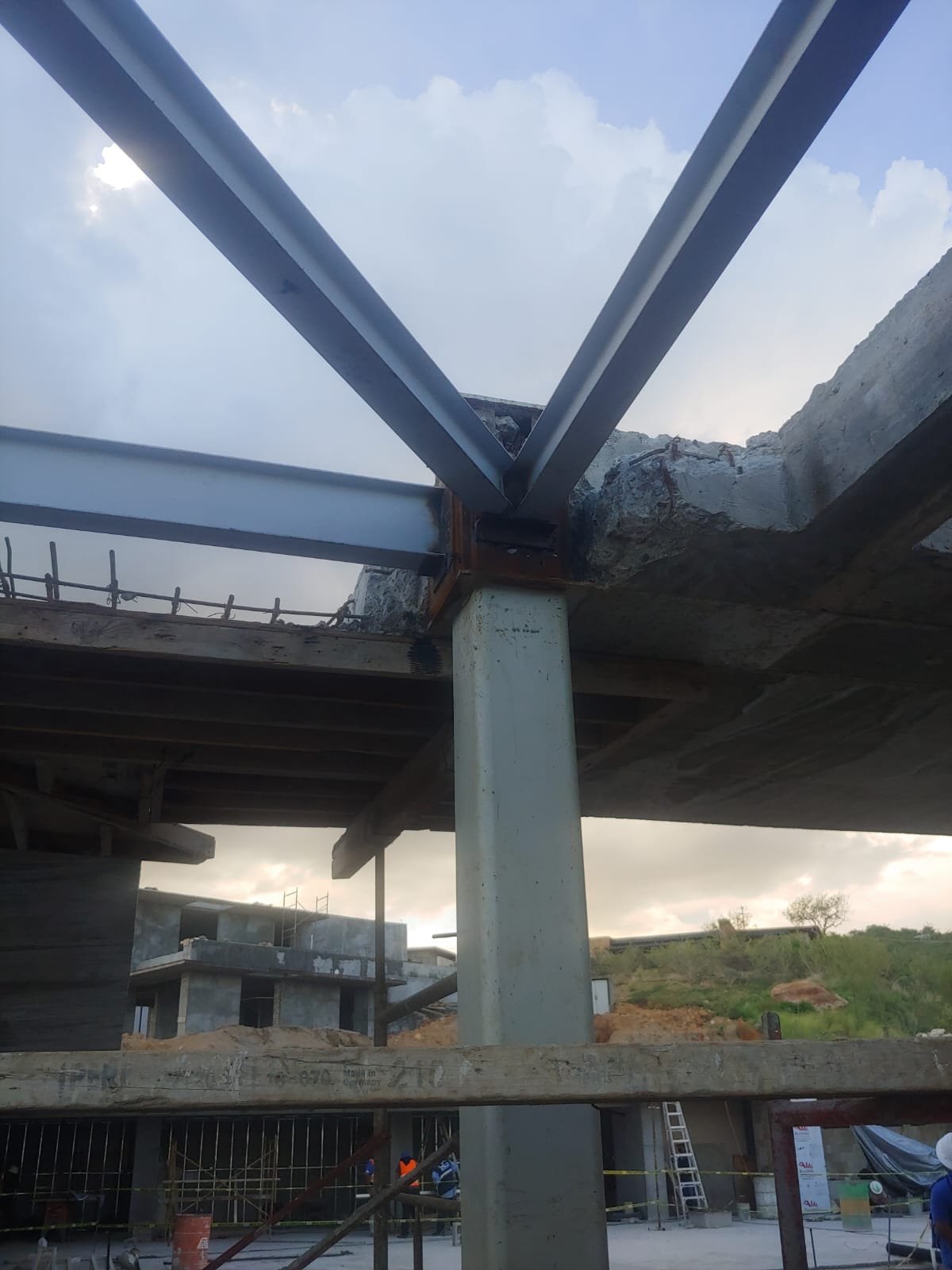 Columna de acero con vigas en V sobre la losa de concreto