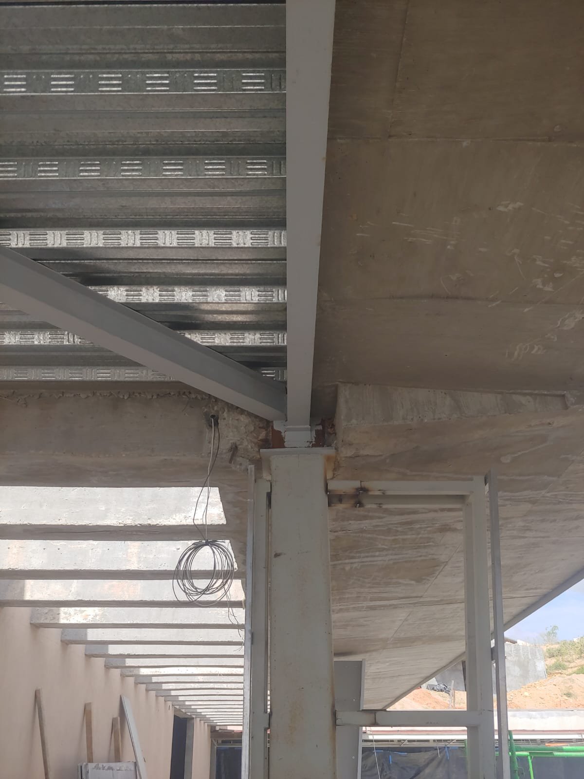 Unión de viga y columna de acero bajo losacero y losa de concreto