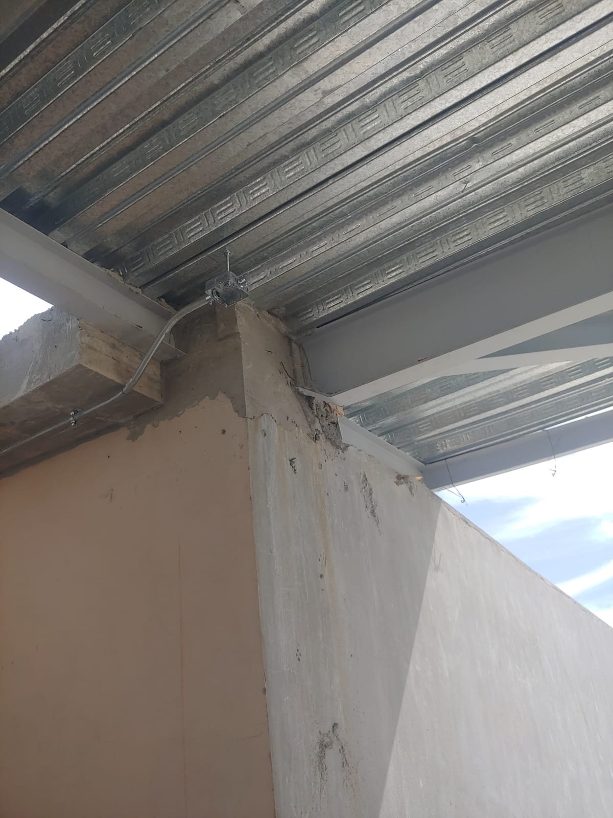 Vigas de acero apoyadas en muro de concreto bajo el losacero