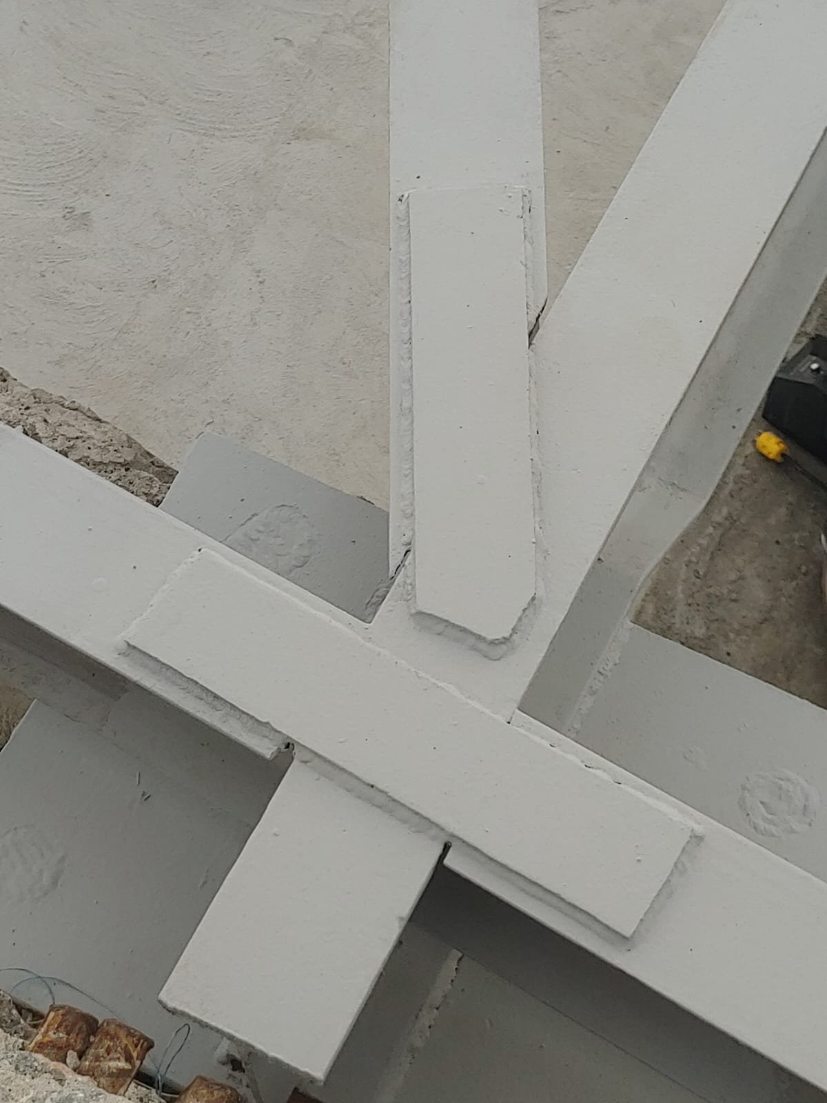 Detalle de placas soldadas en la unión de vigas