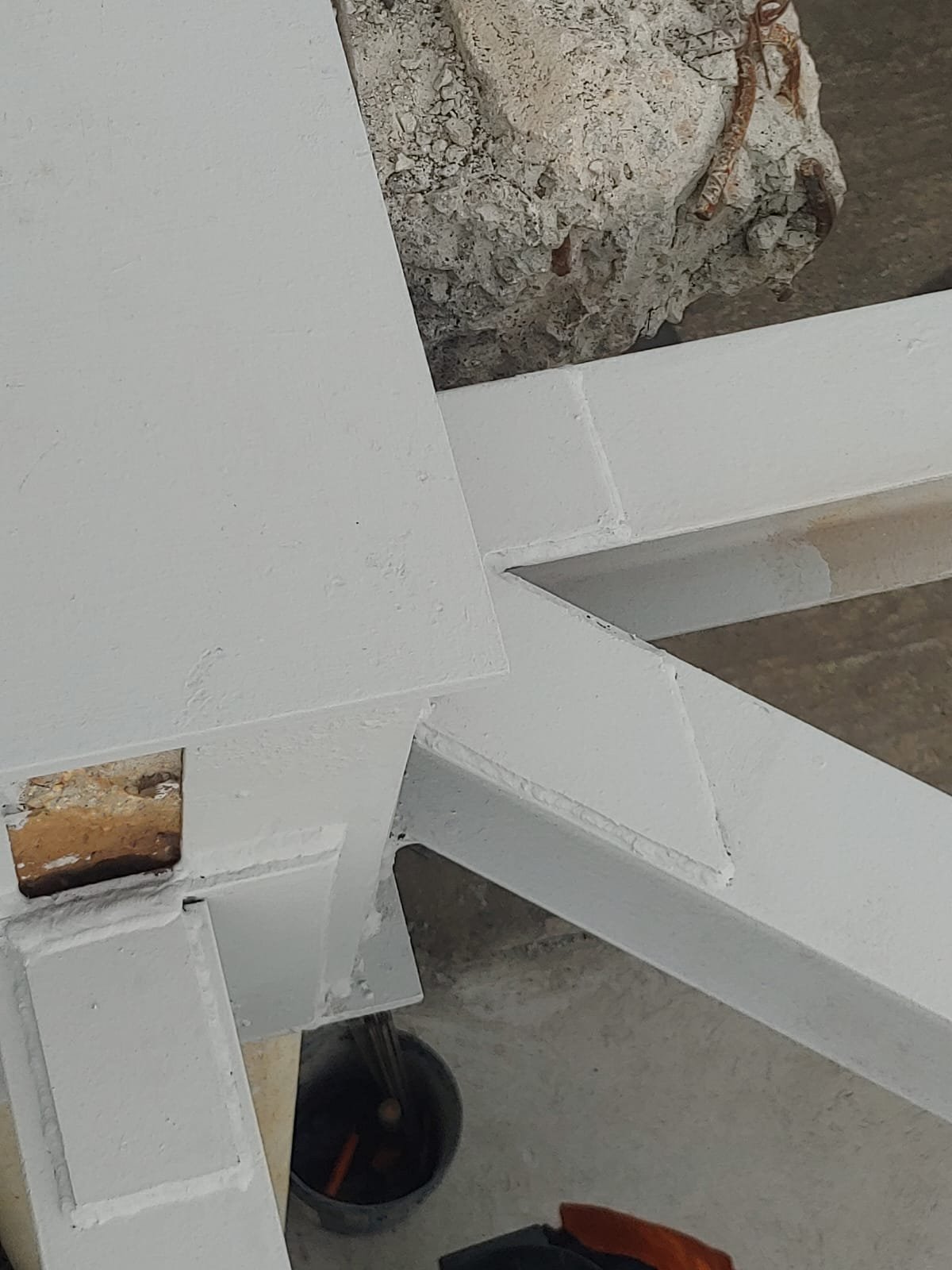 Detalle de placas de refuerzo y soldadura en un nudo de vigas