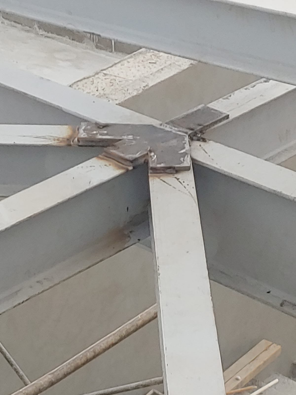 Nudo de armadura con placa soldada antes del acabado