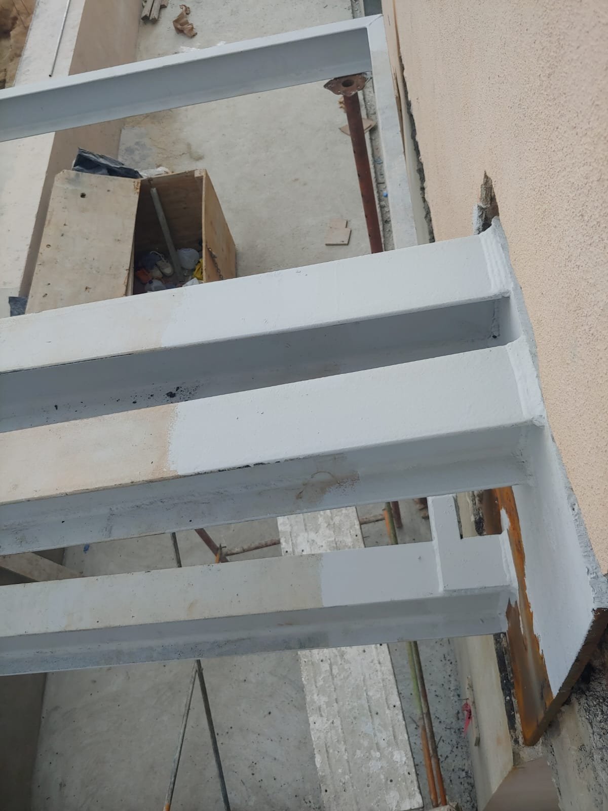Vigas de acero apoyadas en muro con placa de anclaje
