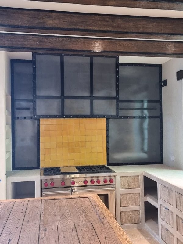 Campana de acero sobre parrilla y azulejo amarillo