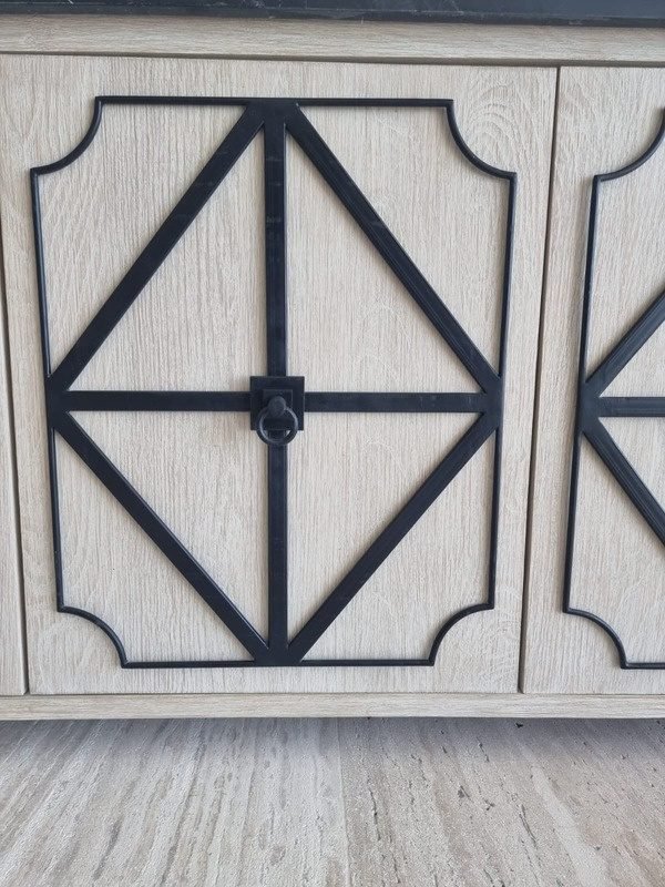 Frente de mueble con herrería en rombo