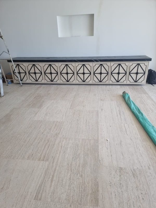 Credenza larga con frentes de herrería