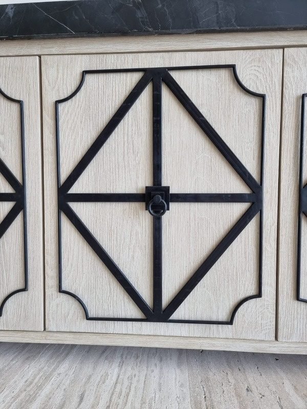 Detalle de jaladera de anillo forjado