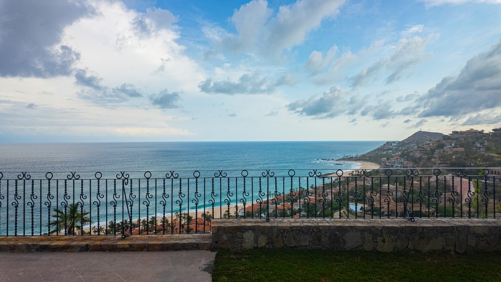 Barandal forjado con vista al mar en Los Cabos