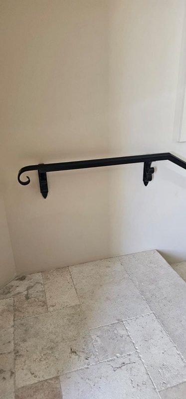 Pasamanos de muro con ménsulas forjadas