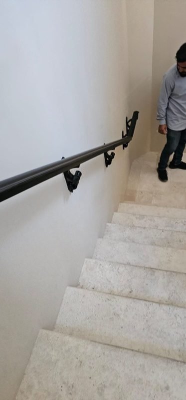 Pasamanos en escalera de servicio
