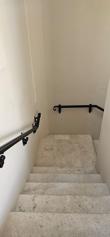 Pasamanos en descanso de escalera