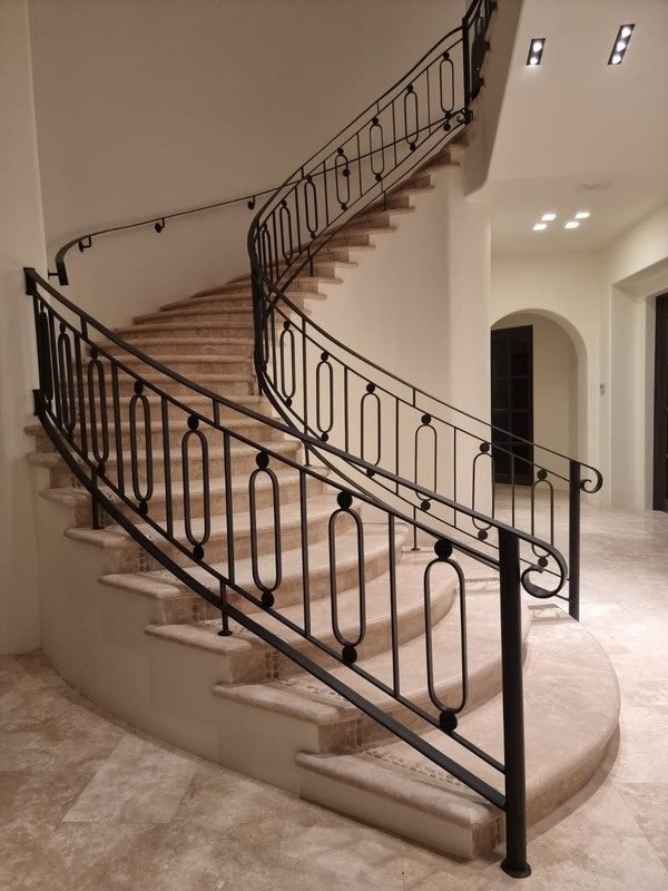 Barandal forjado en escalera curva interior