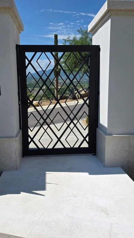 Portón de acero con celosía de rombos