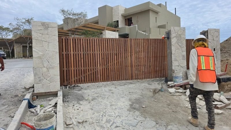 Portón de listones de madera instalado