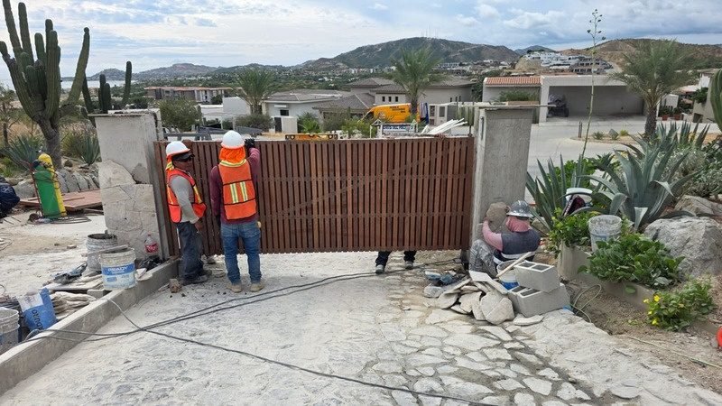Cuadrilla instalando portón corredizo