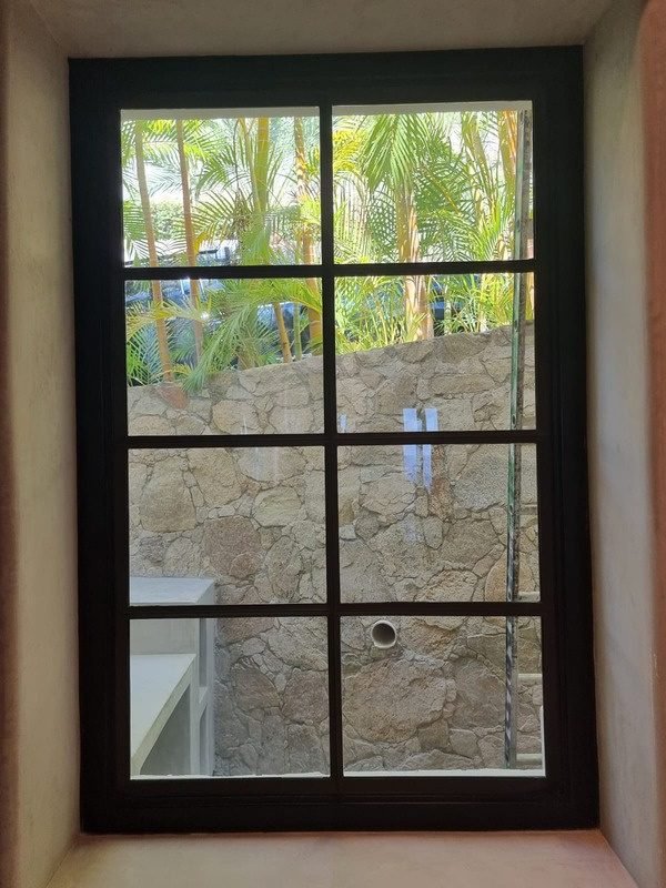 Ventana fija en arco con cuarterones