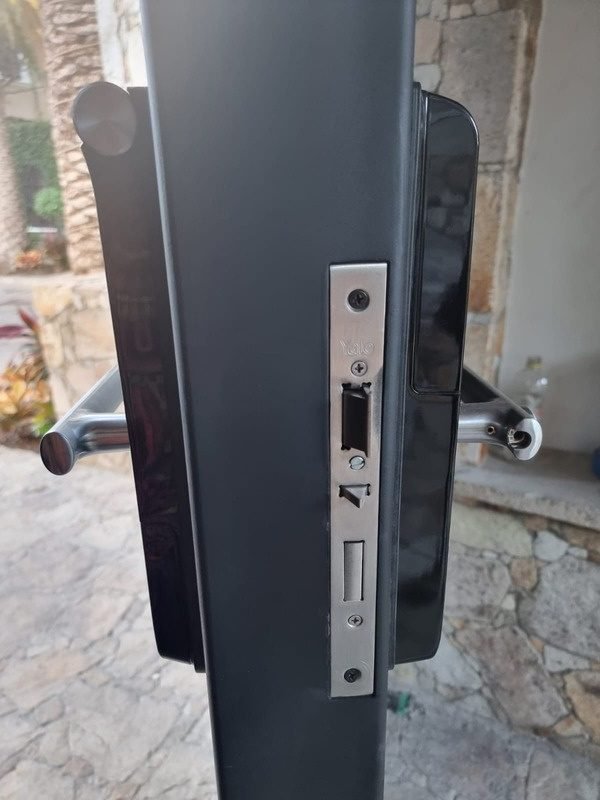 Detalle de cerradura multipunto Yale