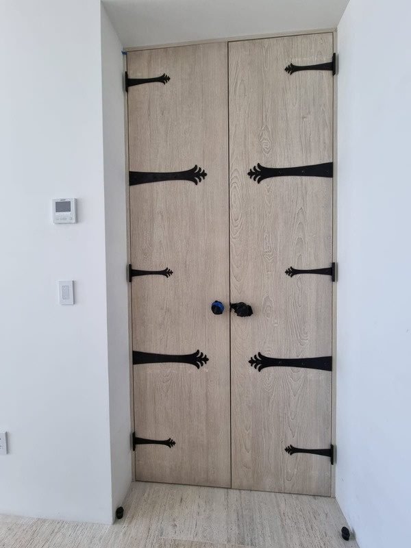 Puertas de madera con bisagras de fleje forjado
