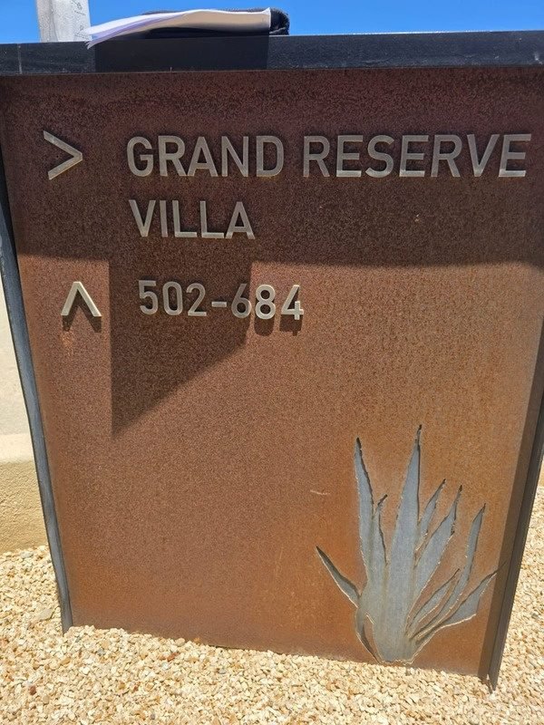 Directorio en corten con silueta de agave