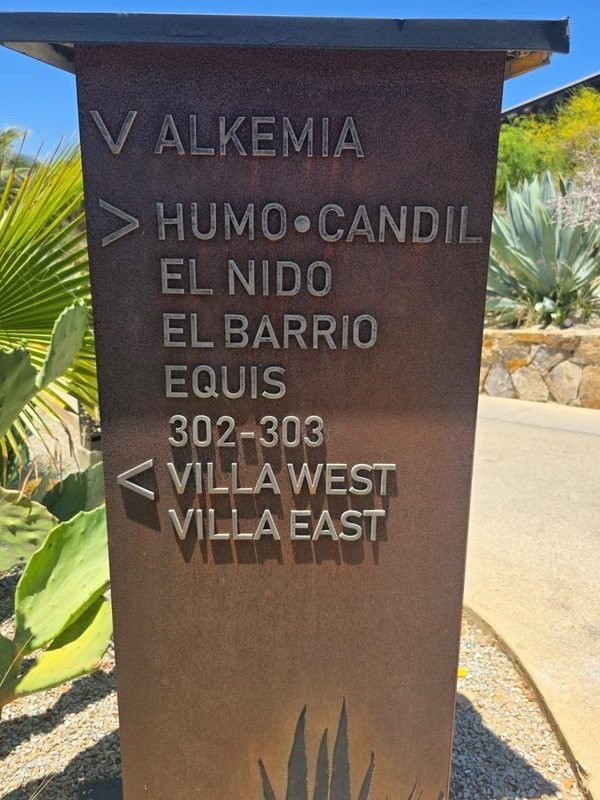 Señal direccional con nombres de villas