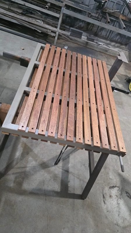 Banca de madera con estructura de acero